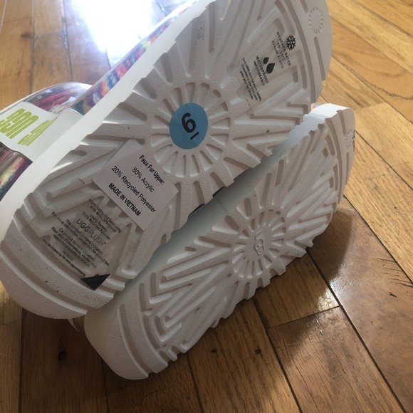 UGG  Womens Classic Clear Mini Pixelate White Waterproof Ankle Boots Sz 6 NWOB - Picture 5 of 5